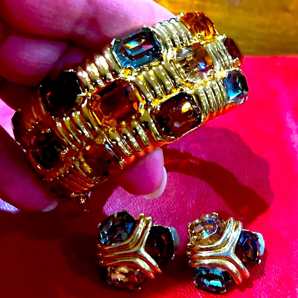 Stunning and beautiful bracelet and earrings to match.